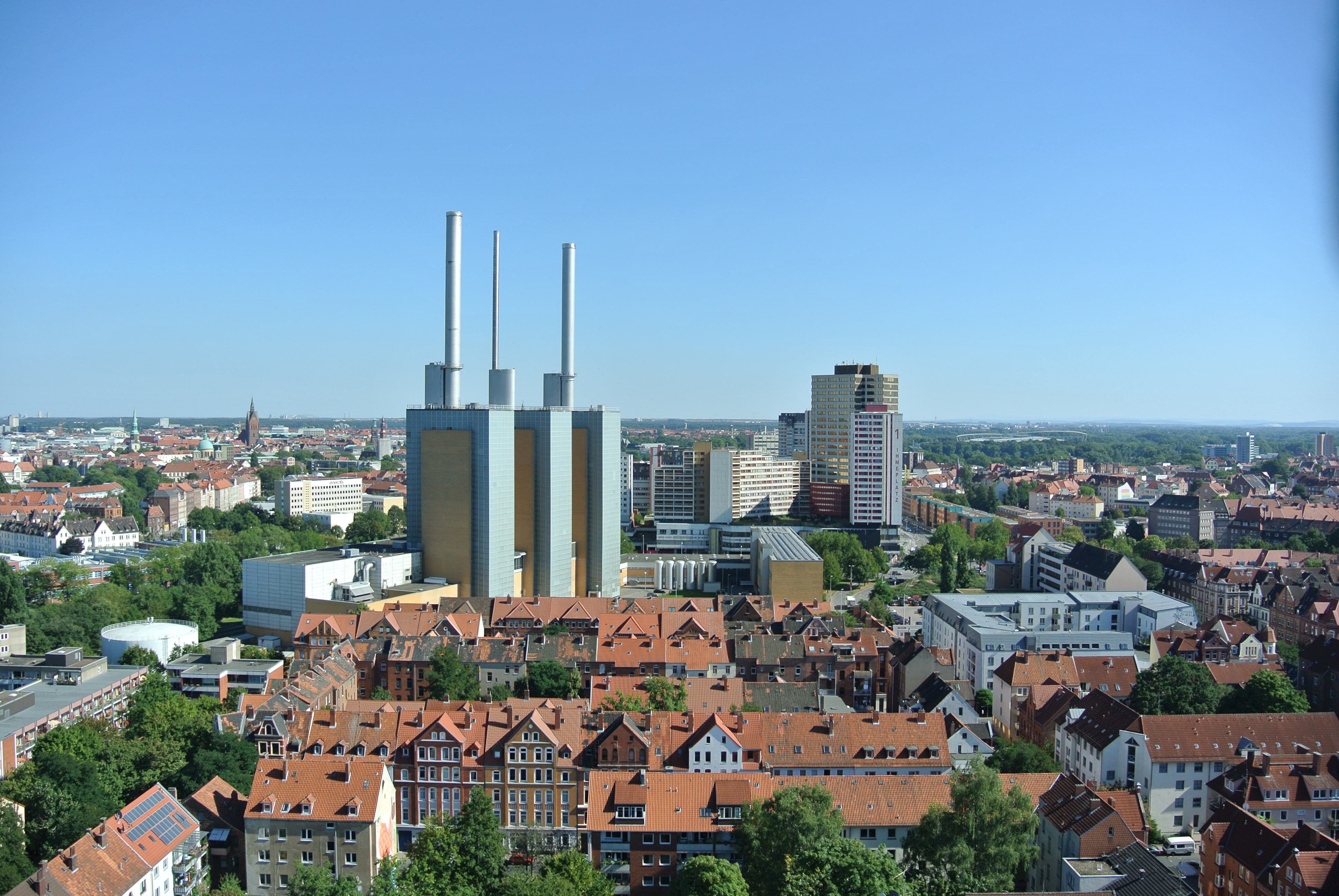 Die drei Schornsteine des Heizkraftwerks Linden bei Dämmerung