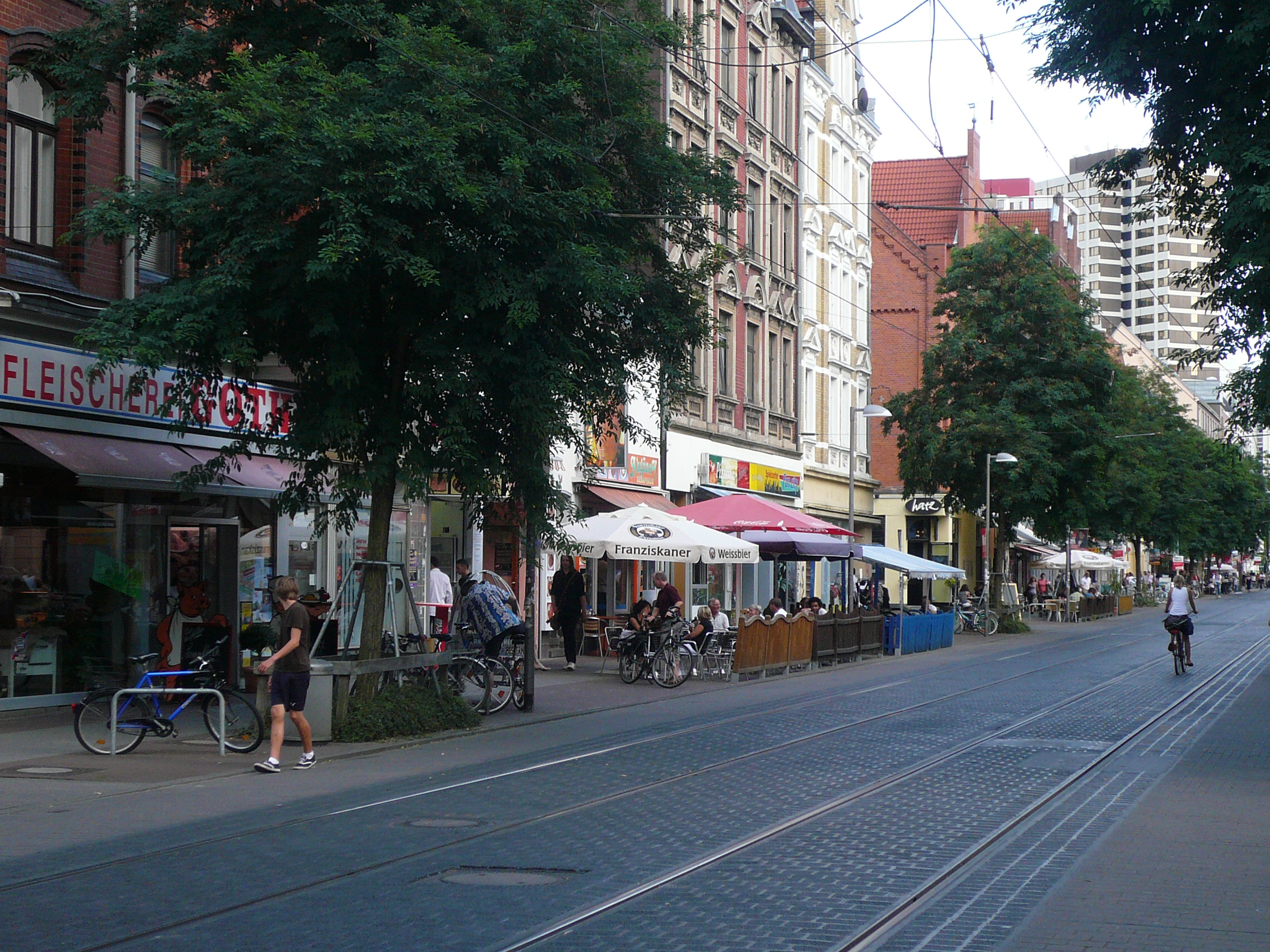 Limmerstraße mit Cafés und Straßenbahn